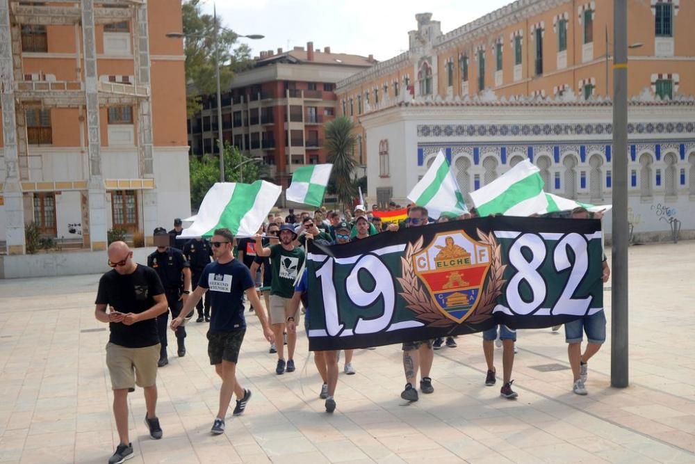 Los aficionados del Elche, escoltados antes del pa