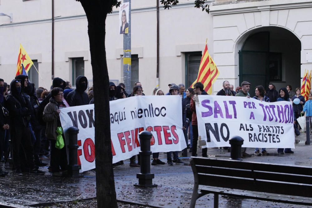 Un centenar d'antifeixistes reben Ortega Smith en l'acte de Vox a Salt