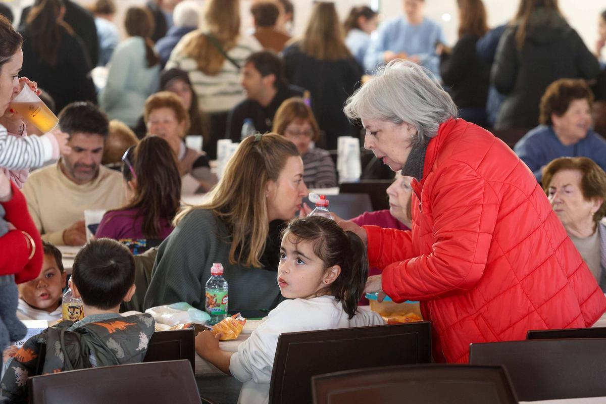 Comida popular 'Té ous sa colla' en Sant Josep