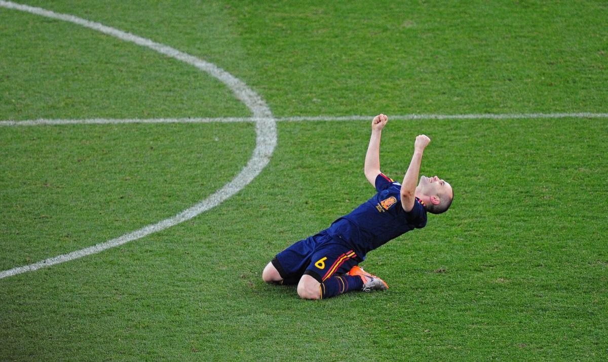 INIESTA CELEBRA LA VICTOTRIA DE LA SELECCION ESPAÑOLA. Spain's midfielder Andrés Iniesta celebrates at the end of the 2010 football World Cup final between the Netherlands and Spain on July 11, 2010 at Soccer City stadium in Soweto, suburban Johannesburg. NO PUSH TO MOBILE / MOBILE USE SOLELY WITHIN EDITORIAL ARTICLE - AFP PHOTO / FRANCK FIFE. FUTBOL. MUNDIAL DE SUDAFRICA. FINAL. ESPAÑA. HOLANDA. PARTIDO