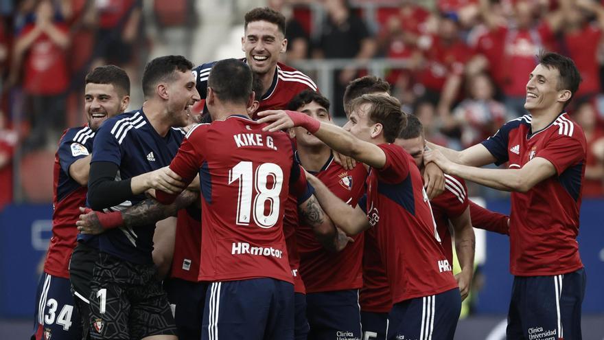 Los jugadores de Osasuna celebran su clasificación para la Conference League tras el último partido de la Liga.