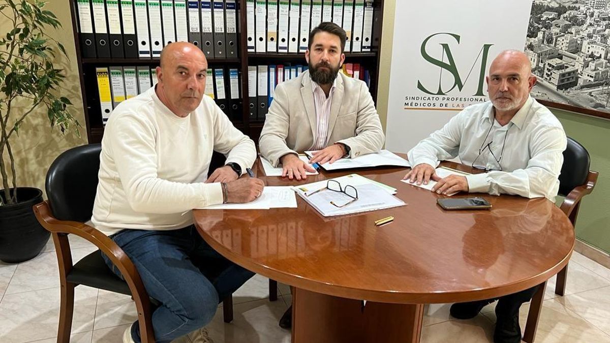 A la izquierda, Octavio Sánchez, junto con los presidentes de los Sindicatos Médicos de Gran Canaria y Tenerife.