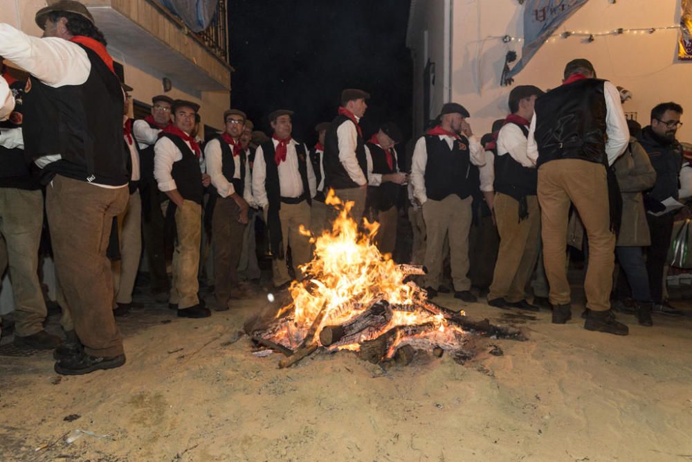 Fuego y villancicos acompañaron el camino de la Divina Pastora desde la ermita de la Veracruz