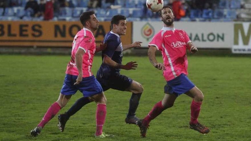 Wilmer pelea un balón entre Borja Noval y Prendes (Tuilla).