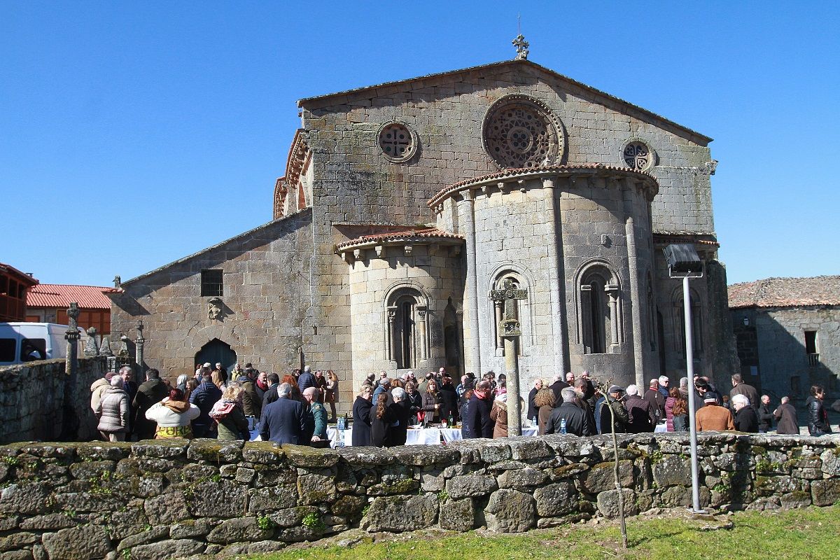 Un acto ante la iglesia de Santa Mariña