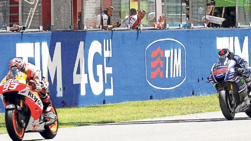 Momento de la llegada en el Gran Premio de Italia con Márquez primero y el mallorquín Lorenzo detrás de él.