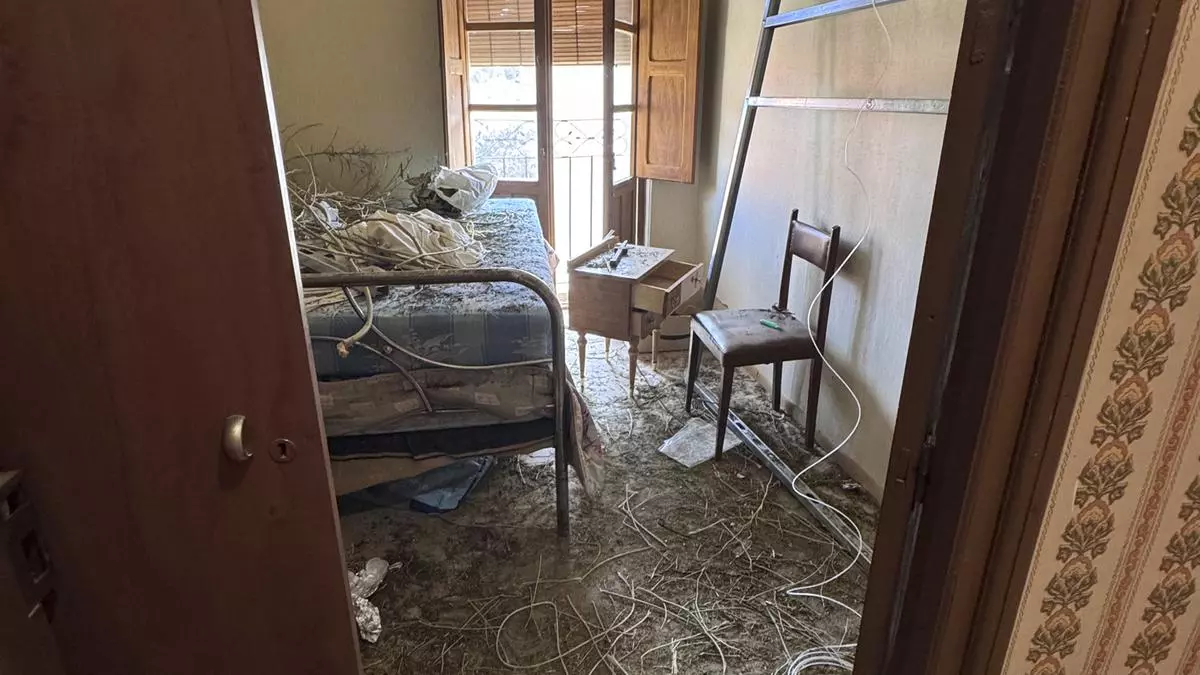 Desahucian a un inquilino en Morales del Rey y se topan con destrozos y con indicios de una plantación interior de marihuana