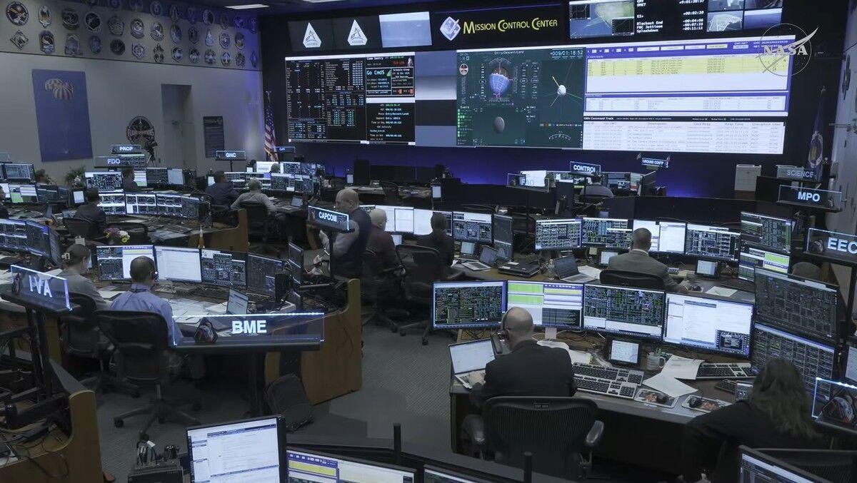 El centro de control de misión siguiendo el regreso de la capsula Orion. El centro de control de misión siguiendo el regreso de la capsula Orion.
