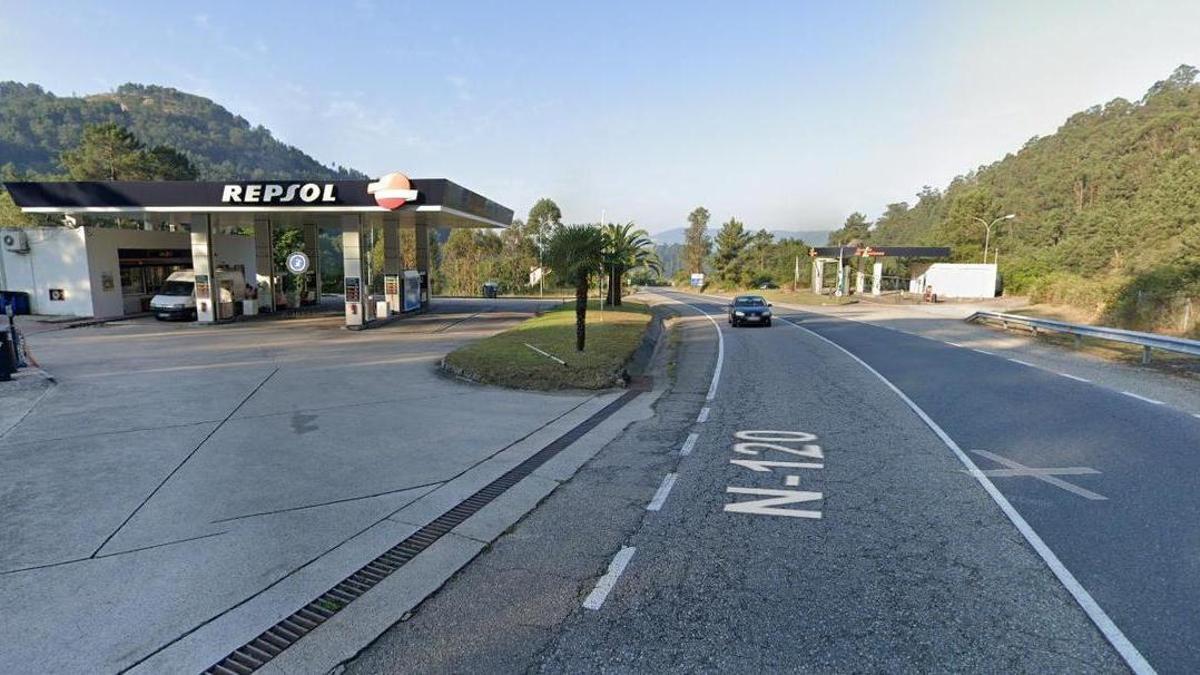 Carretera N-120 a su paso por Cans, a la altura de la gasolinera
