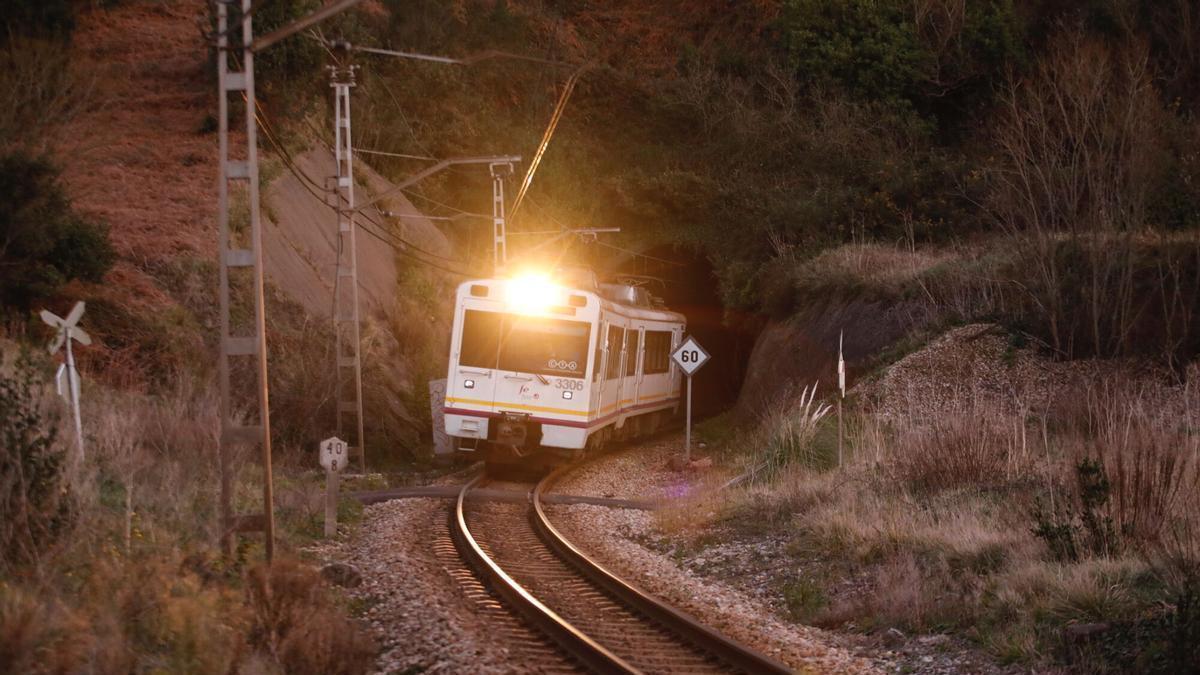 Un tren en la línea Gijón-Candás a su paso por el túnel de Perlora