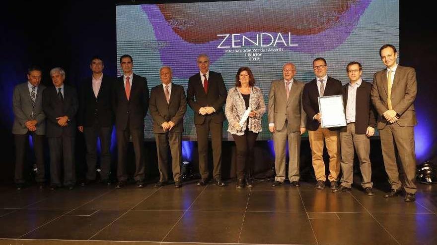 Foto de familia con autoridades, premiados y la homenajeada en la entrega de premios en Vigo. // J. Lores