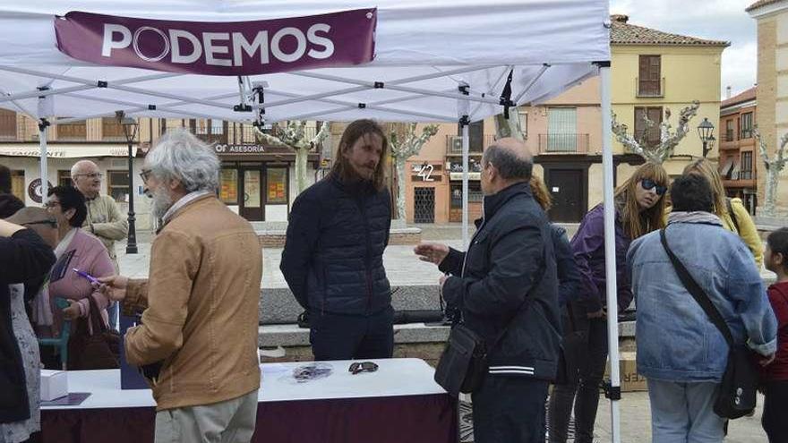 Pablo Fernández habla con simpatizantes en la Plaza Mayor de Toro.