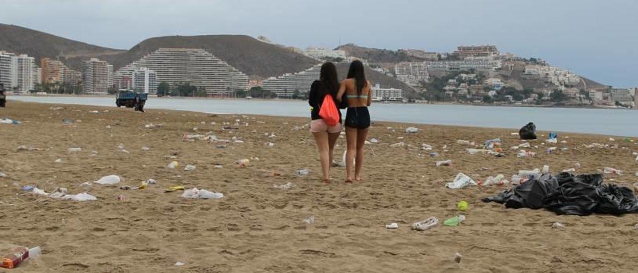 El botellón playero genera nueve toneladas de basura