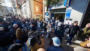 Todo lo que rodeaba la oficina familiar de los Alda eran logroñeses interesados en ver a qué vecino le había caído y prensa.
