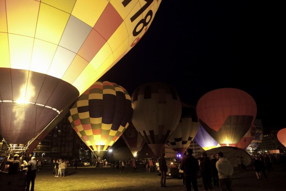 Los globos aerostáticos se iluminan con la música en el "solarón" de Gijón.