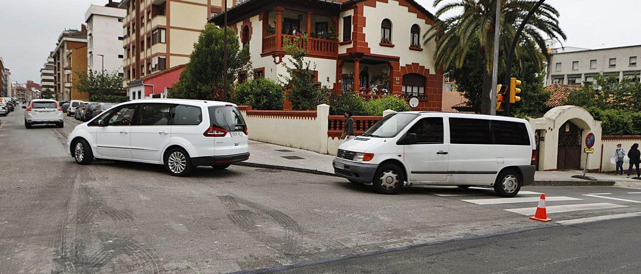 Vehículos girando desde la calle General Suárez Valdés hacia Balmes, ayer.