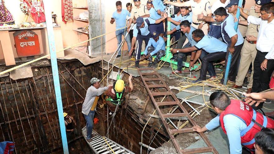 Varios fallecidos tras derrumbarse el suelo de un templo hindú en Indore, India.
