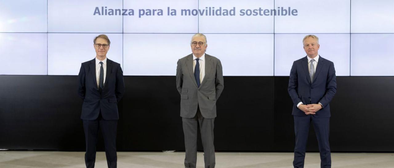 Philippe  Boisseau, CEO de Cepsa hasta enero; José Bogas, consejero  de Endesa, y Maarten Wetselaar, nuevo CEO de Cepsa