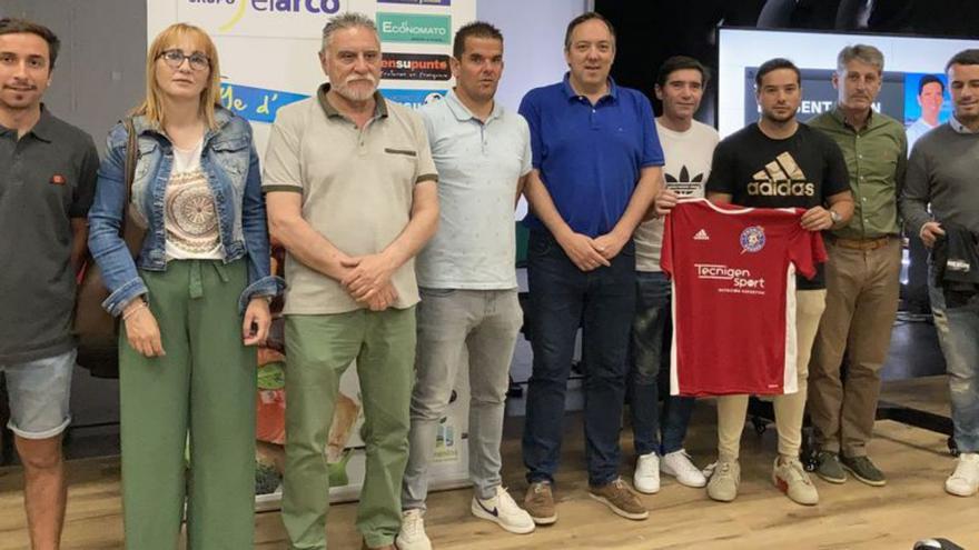 Por la izquierda, Juan Lobato, María Iglesias González, Luis Vicente González, Francisco Cabal, Alejandro Vega, Marcelino García Toral, Sergio García, Jesús Álvarez y Samuel Fernández, ayer, en la presentación del campus. | A. V.