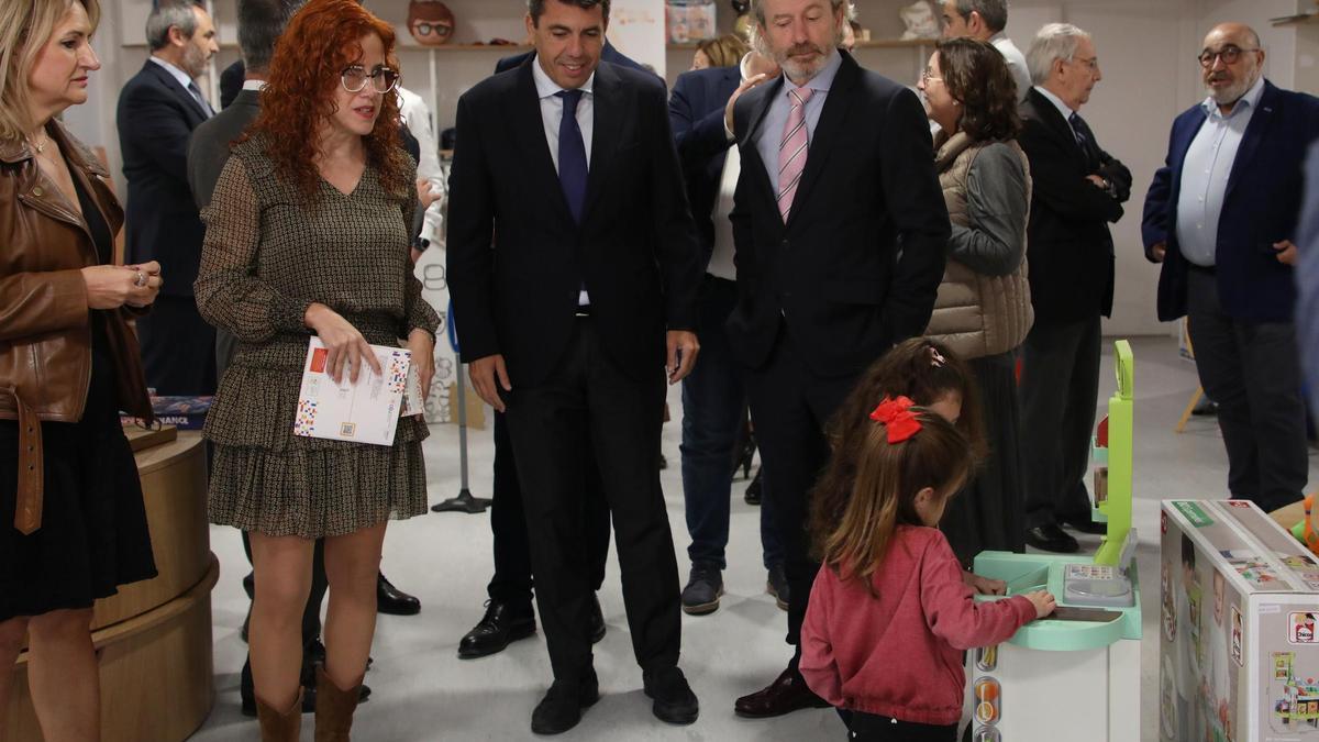 Carlos Mazón, durante su visita al Instituto Tecnológico de Producto Infantil y Ocio (AIJU)