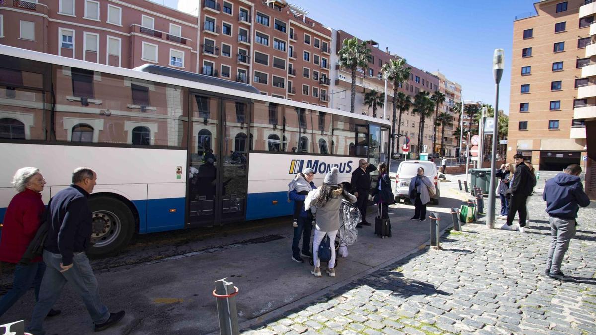 Uno de los autobuses del servicio por carretera entre Xàtiva y Alcoi en la estación de ferrocarril setabense