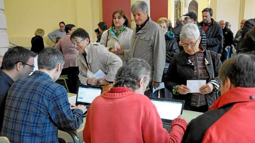Votants a l&#039;institut Lluís de Peguera de Manresa, el 9 de novembre de l&#039;any passat