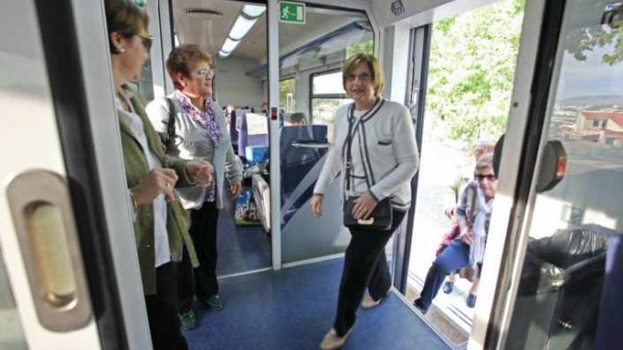 Un grupo de pasajeras, esta semana, en el tren Alcoy-Xàtiva.