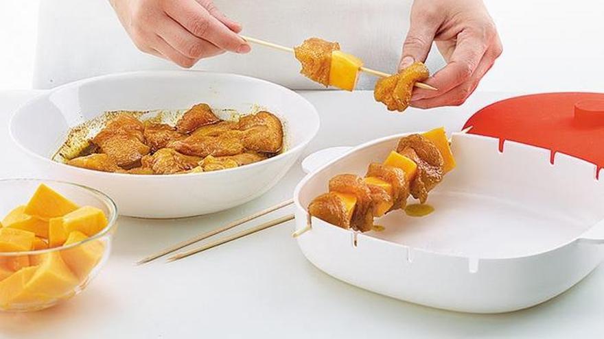 POLLO AL CURRY  Aprende a preparar brochetas de pollo al curry en el  microondas con el recipiente Lekue