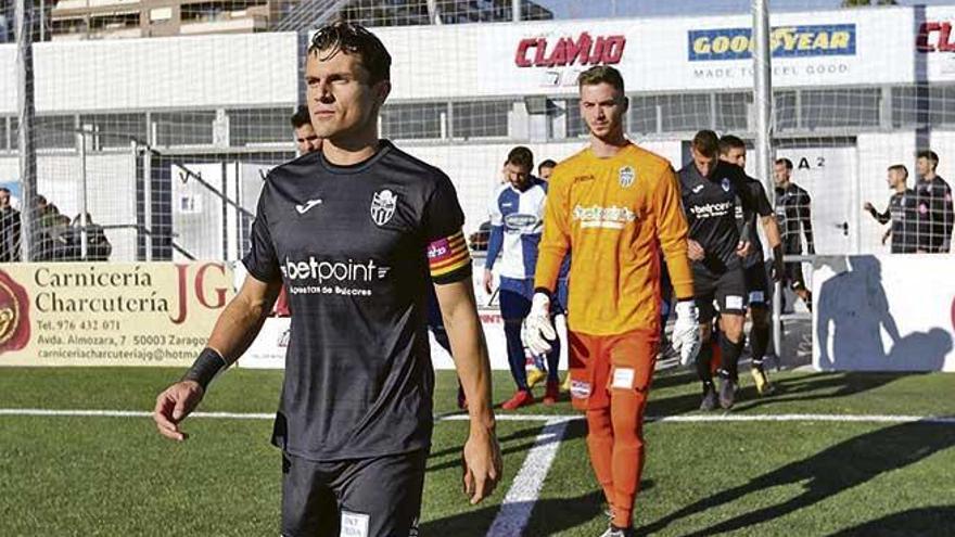 El guardameta alemán del Atlético Baleares, Carl Klaus, en un partido reciente de su equipo, salta al terreno de juego en segundo plano.