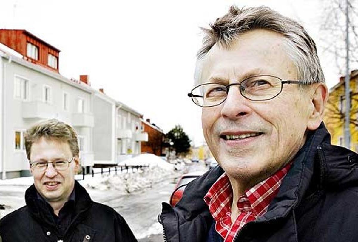 Joakim y Erland Larsson, hermano y padre del periodista y escritor.