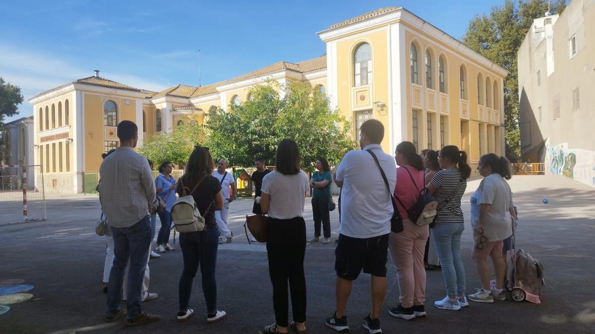 Reunión de la comunidad educativa a las puertas del centro tras la clausura del edificio.