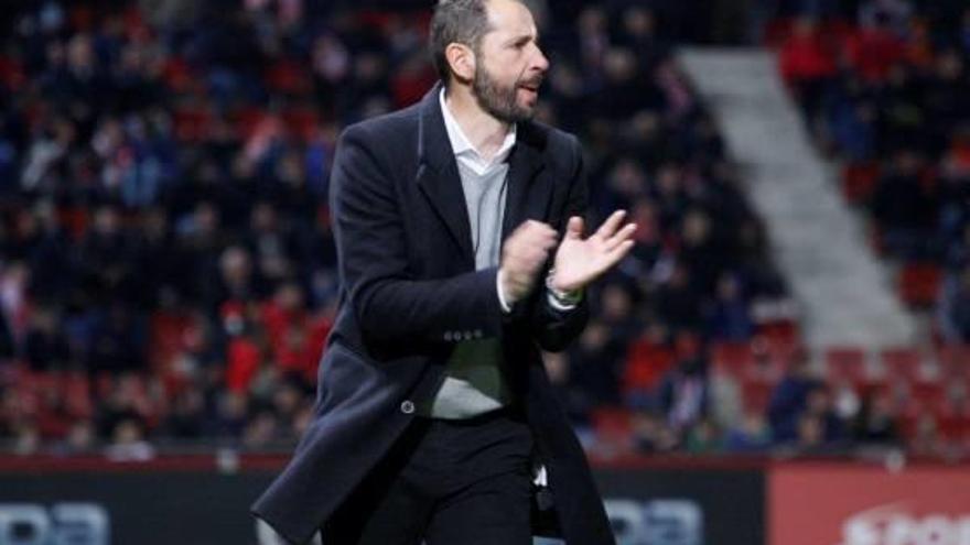 Pablo Machín aplaudeix l&#039;equip durant una acció del Girona-Rayo Vallecano.