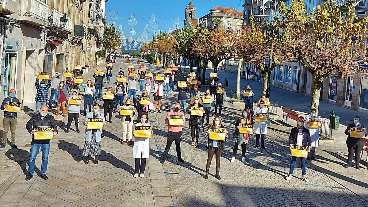 Comerciantes y hosteleros del Paseo da Corredoira y el Conjunto Histórico protestan con el cartel de “Se traspasa”. |   // D.P.