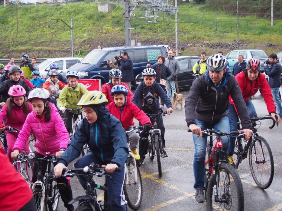 Los alumnos del Colegio Santa Bárbara de Lugones celebran el Día Mundial de la Bicicleta junto a Chechu Rubiera y Ángel García