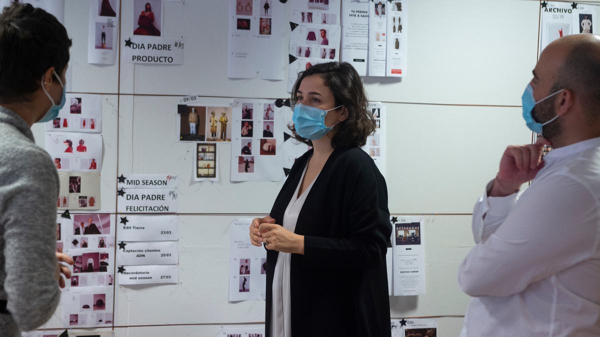 Adriana Domínguez trabaja con equipo de comunicación durante crisis Covid-19