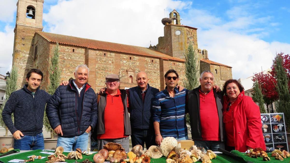 Miembros de la directiva de Pie Azul, junto a algunos de los ejemplares recogidos para la exposición