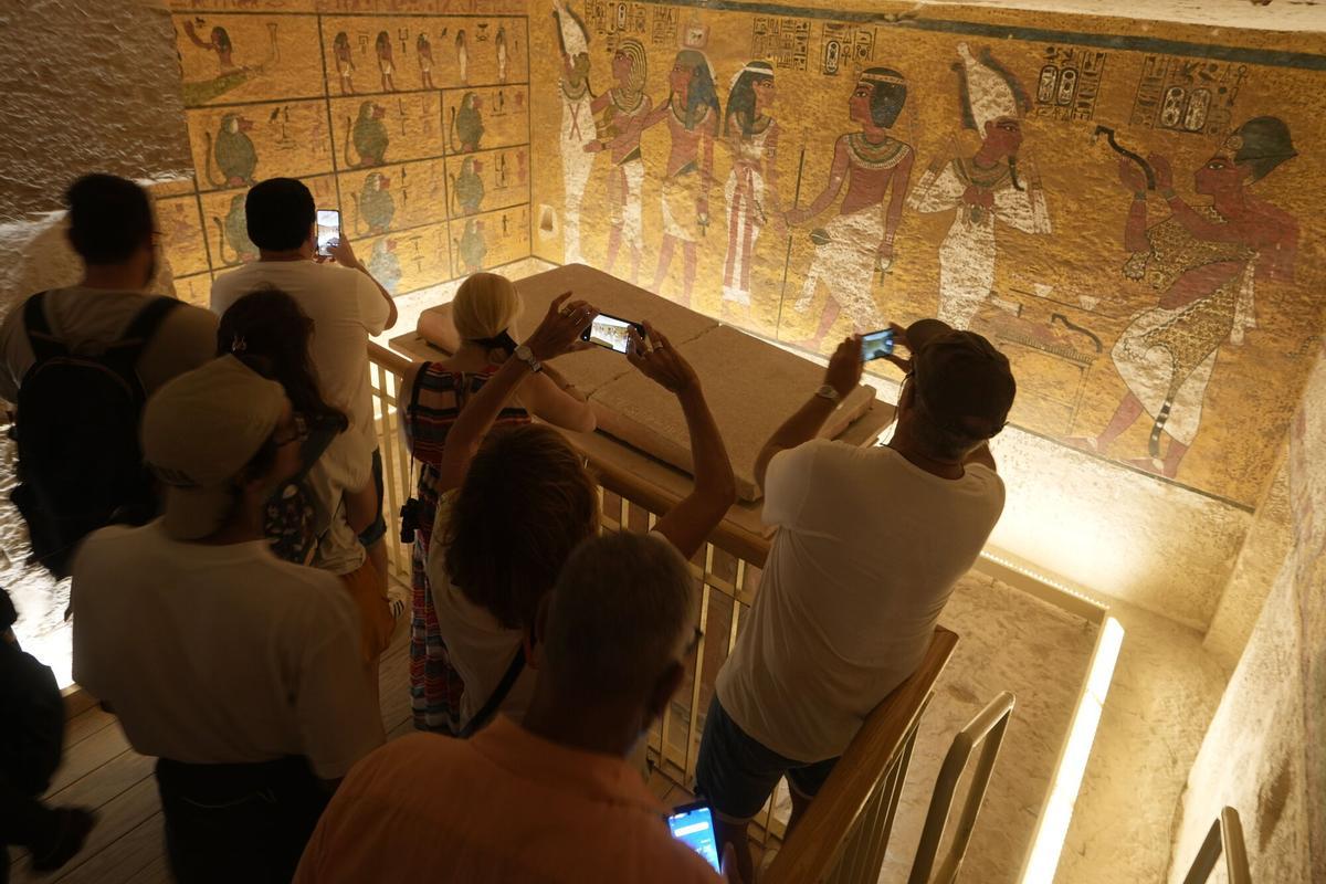 Turistas en la tumba de Tutankhamon en el 100 aniversario de su descubrimiento en 20220.