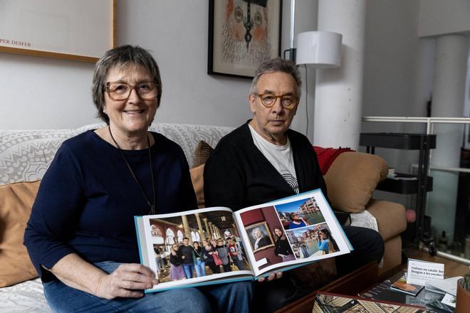 Marta y Lluís muestran un álbum de sus viajes familiares con el intercambio de casas en su vivienda cerca de Barcerlona.