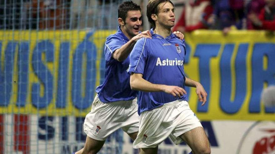 Adrián López y Michu celebran el tercer gol del Oviedo ante el Real Unión de Irún en el estreno en el Carlos Tartiere de 2006.