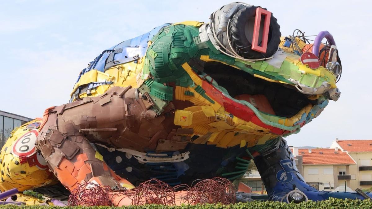 Escultura de la rana gigante de Bordalo II en el norte de Portugal.