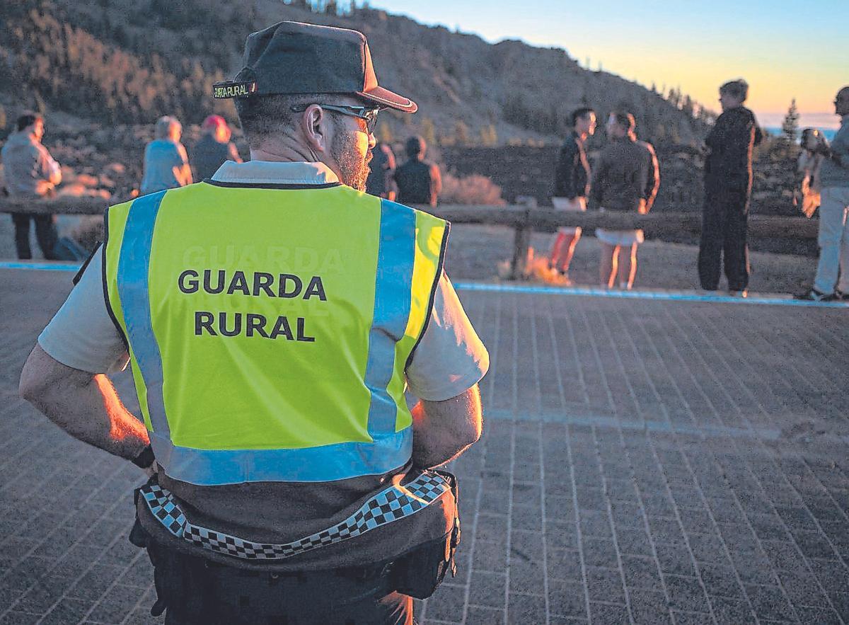 Un guardia rural durante un control en un espacio natural protegido de Tenerife.