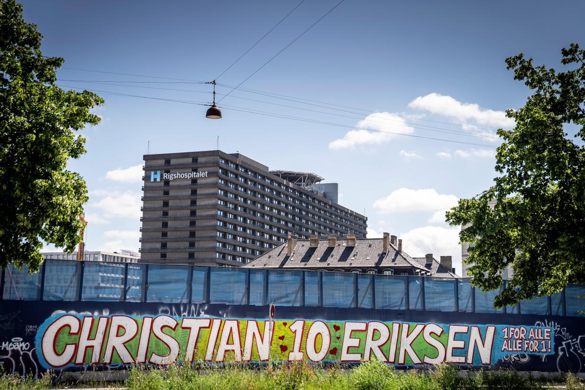 Un mural de ánimo y apoyo a Christian Eirksen colocado al lado del hospital 'Rigshospitalet' en Copenhague, Dinamarca Un mural de ánimo y apoyo a Christian Eirksen colocado al lado del hospital 'Rigshospitalet' en Copenhague, Dinamarca