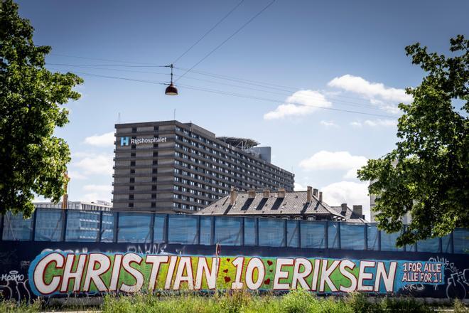 Un mural de ánimo y apoyo a Christian Eirksen colocado al lado del hospital Rigshospitalet en Copenhague, Dinamarca