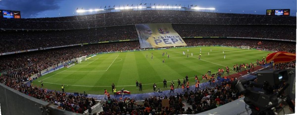 El Camp Nou s’ha omplert per rendir tribut al tècnic blaugrana. 89.044 aficionats han anat a l’estadi.