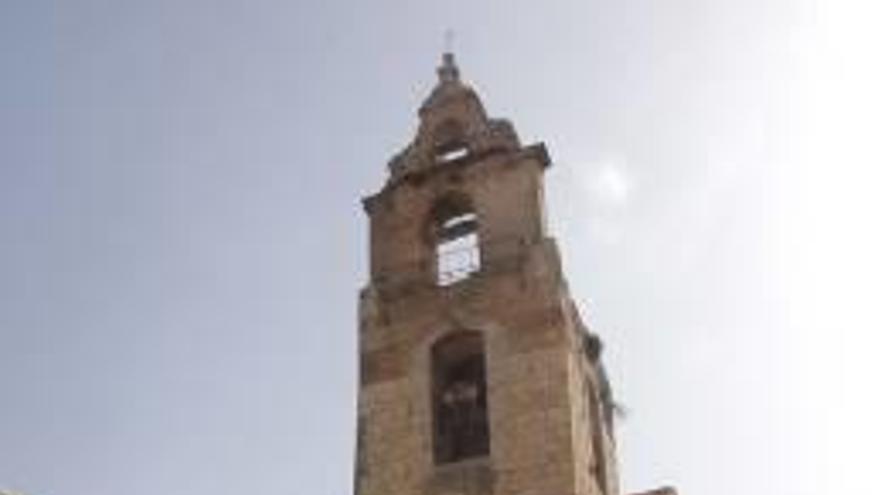 Valla instalada junto a la torre gótica de Santa Catalina.