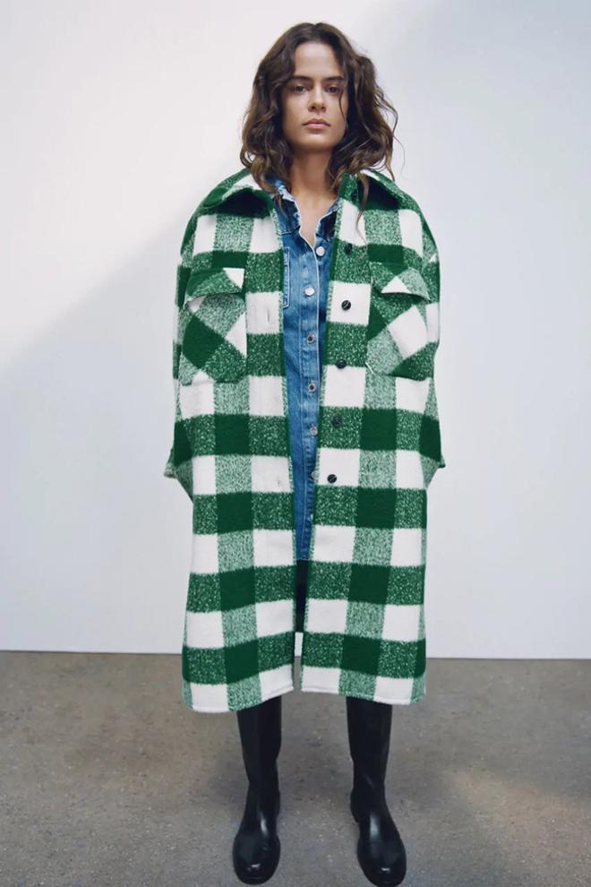 Abrigo de cuadros tipo 'shacket' de lana, de Zara
