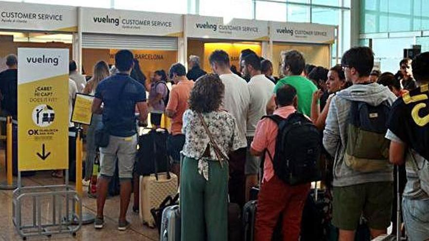 Passatgers fent reclamacions al taulell de Vueling