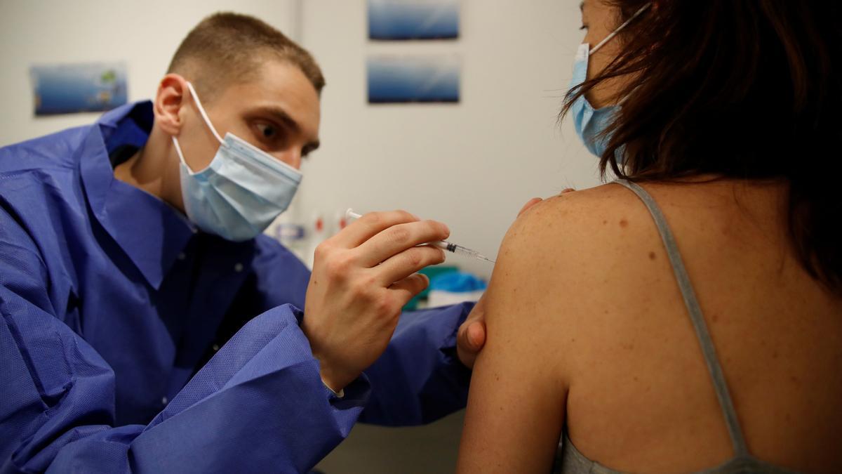 Un trabajador médico administra una dosis de la Pfizer-BionTech COVID-19 &quot;Comirnaty&quot; vacuna en un centro de vacunación en París como parte de la enfermedad coronavirus (COVID-19) campaña de vacunación en Francia