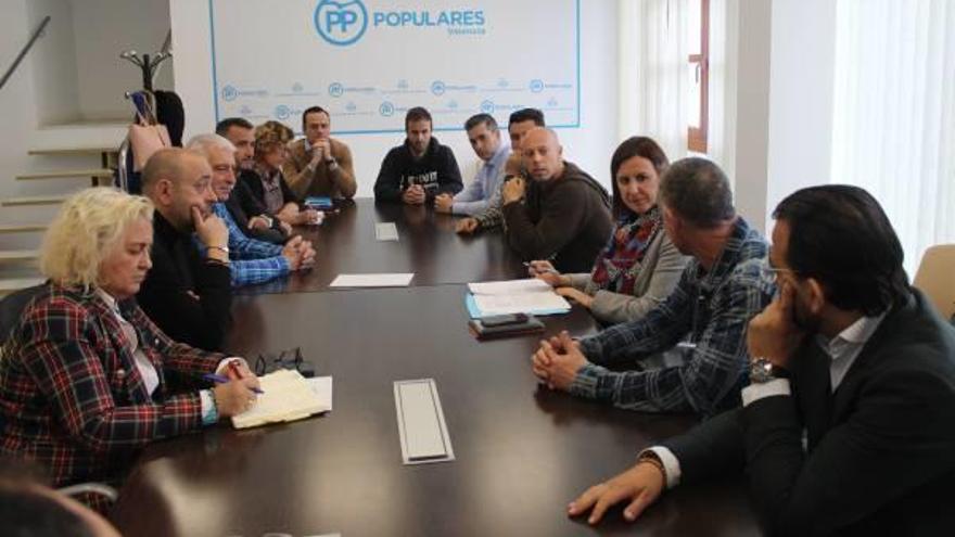 María José Català y su equipo con los sindicatos policiales.