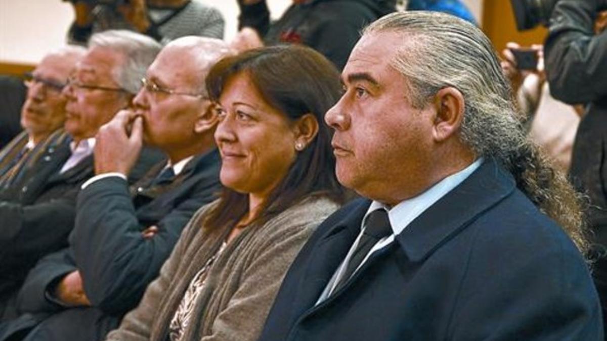 Fidel Pallerols, su mujer y el resto de los imputados, el pasado 8 de enero, sentados en el banquillo de los acusados.